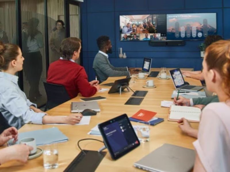 Como Salas de Videoconferência Profissionais Alavancam Resultados no Setor da Indústria